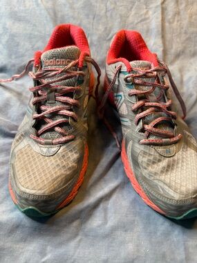 New Balance Gray and Coral Athletic Sneakers women 10
